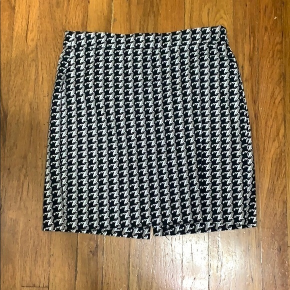 Banana republic skirt black and white‎
